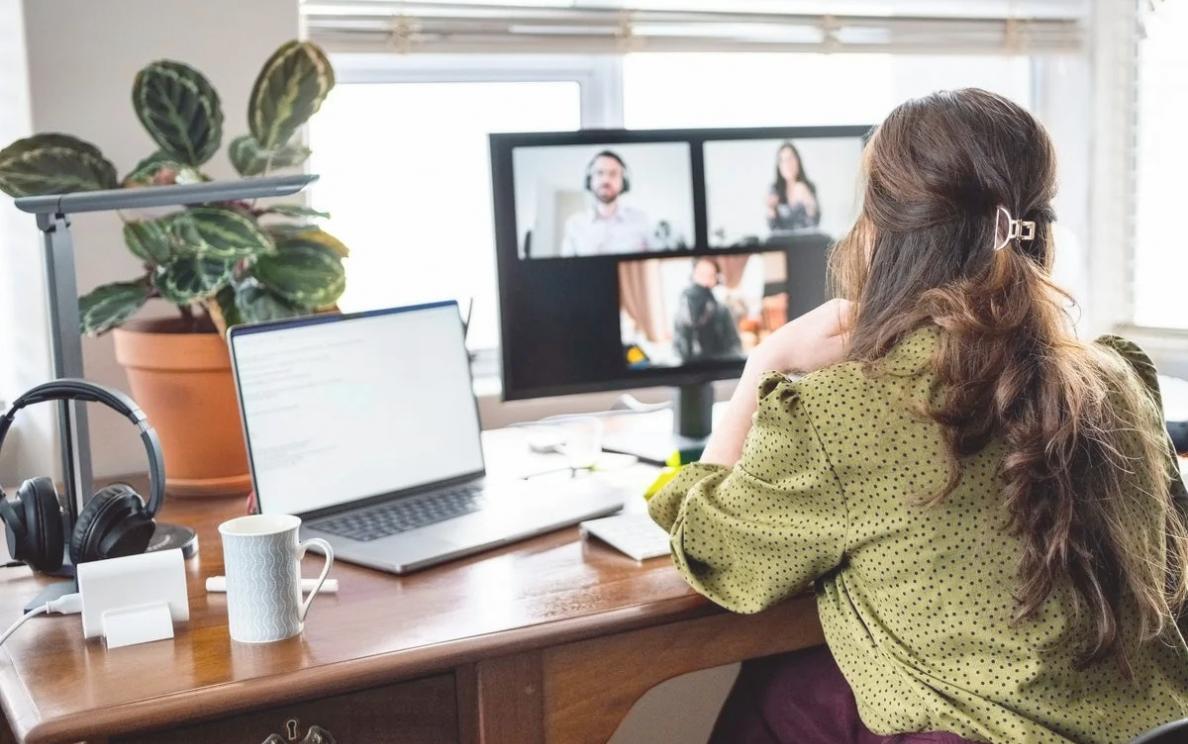Participant completing an online business seminar module